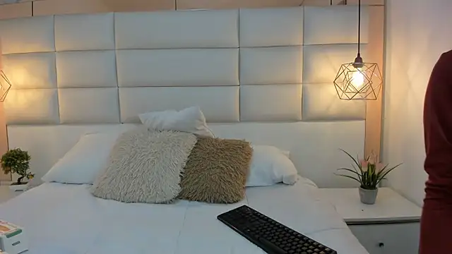 Snapshot of Megane_whitte chatting on November 24, 2025, 8:09 pm Megane whitte online show from November 24, 2025, 8:09 pm