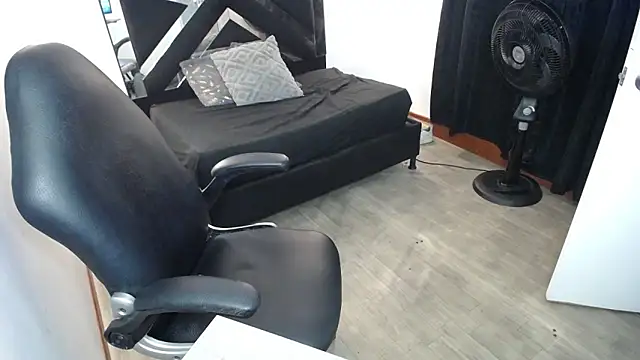 MarianaRojas  online show from May 19, 2026, 7:26 am