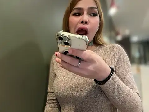 LaylaBurikat online show from October 2, 2025, 2:42 pm