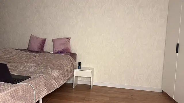 JillianBozak online show from November 20, 2025, 12:11 am