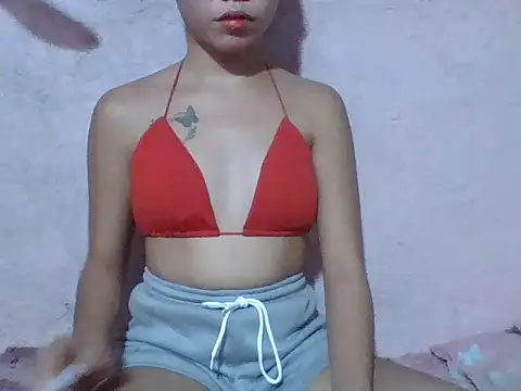 Snapshot of SweetPussie18x chatting on June 15, 2026, 1:33 pm SweetPussie18x online show from June 15, 2026, 1:33 pm