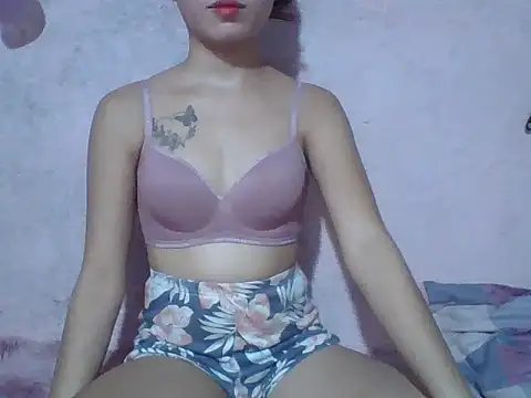 Snapshot of SweetPussie18x chatting on July 7, 2026, 6:47 am SweetPussie18x online show from July 7, 2026, 6:47 am