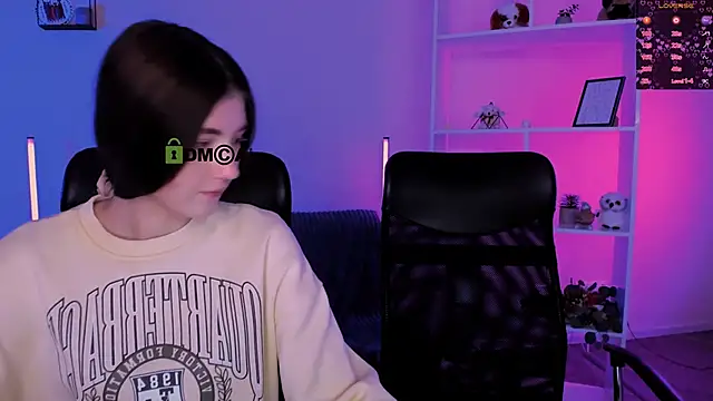 Snapshot of leslie_bird chatting on December 2, 2025, 2:30 pm leslie bird online show from December 2, 2025, 2:30 pm