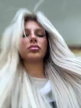 blondeeee online show from April 28, 2026, 4:44 pm