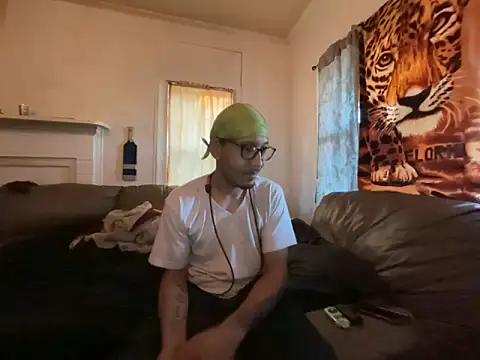 Snapshot of ThrowedWorldWide chatting on March 10, 2026, 1:04 pm ThrowedWorldWide online show from March 10, 2026, 1:04 pm