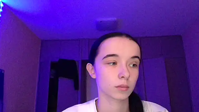 Snapshot of Emilia_Light chatting on November 21, 2025, 6:23 am Emilia Light online show from November 21, 2025, 6:23 am