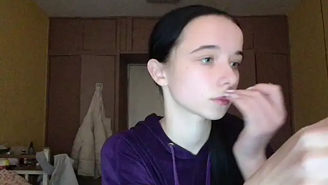 Snapshot of Emilia_Light chatting on November 13, 2025, 7:45 am Emilia Light online show from November 13, 2025, 7:45 am