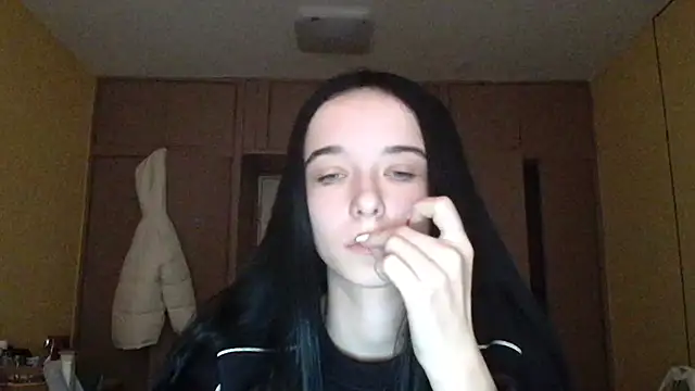 Snapshot of Emilia_Light chatting on November 4, 2025, 6:50 am Emilia Light online show from November 4, 2025, 6:50 am