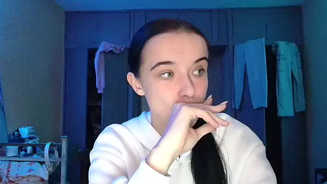 Snapshot of Emilia_Light chatting on October 19, 2025, 9:45 am Emilia Light online show from October 19, 2025, 9:45 am