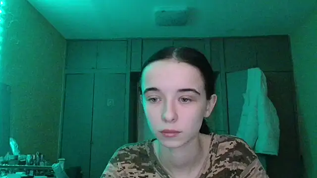 Snapshot of Emilia_Light chatting on December 14, 2025, 8:31 am Emilia Light online show from December 14, 2025, 8:31 am