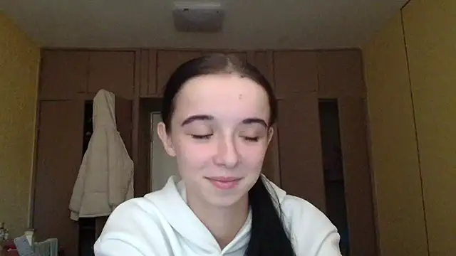 Snapshot of Emilia_Light chatting on October 31, 2025, 8:44 am Emilia Light online show from October 31, 2025, 8:44 am