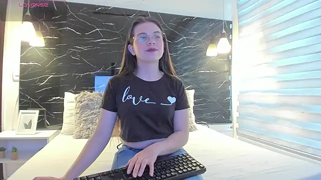 ZOE LE online show from January 8, 2026, 11:38 am