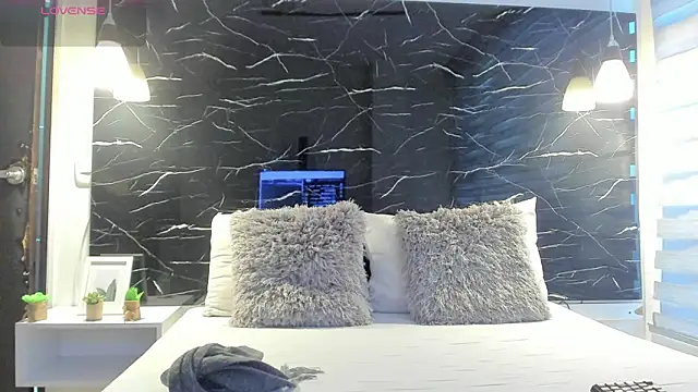 ZOE LE online show from February 2, 2026, 11:42 am