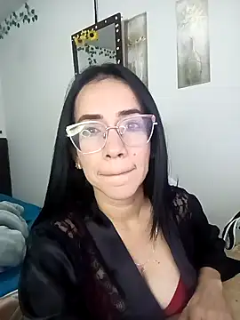 YaraDuartee online show from December 17, 2025, 11:10 pm