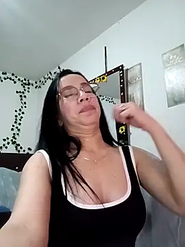 Snapshot of YaraDuartee chatting on November 19, 2025, 12:54 am YaraDuartee online show from November 19, 2025, 12:54 am