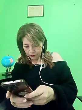 Snapshot of VANESSA__01 chatting on October 17, 2025, 12:18 pm VANESSA 01 online show from October 17, 2025, 12:18 pm