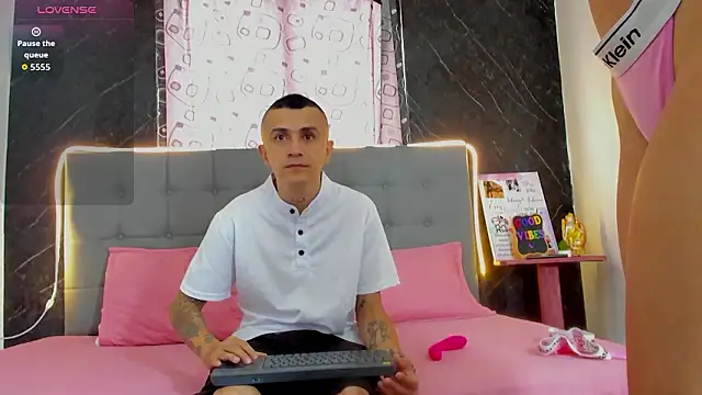 Snapshot of CharlotteAndSimon chatting on March 5, 2026, 3:19 pm CharlotteAndSimon online show from March 5, 2026, 3:19 pm