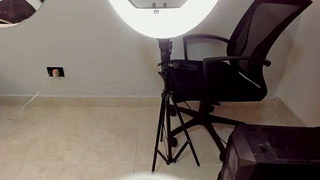 Snapshot of Angelina_Roa chatting on October 14, 2025, 7:25 pm Angelina Roa online show from October 14, 2025, 7:25 pm