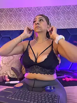 Snapshot of Angelina_Roa chatting on May 8, 2026, 2:32 pm Angelina Roa online show from May 8, 2026, 2:32 pm