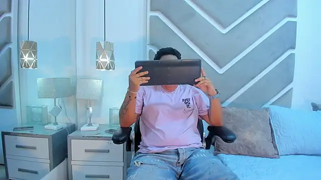 ZeusSmith online show from October 7, 2025, 1:23 pm