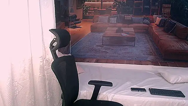 Snapshot of RomeoMillerr chatting on December 19, 2025, 7:27 pm RomeoMillerr online show from December 19, 2025, 7:27 pm