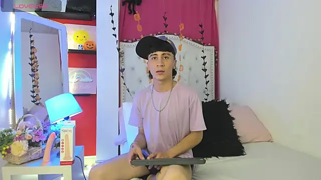 XaanderGrey online show from October 30, 2025, 7:55 pm