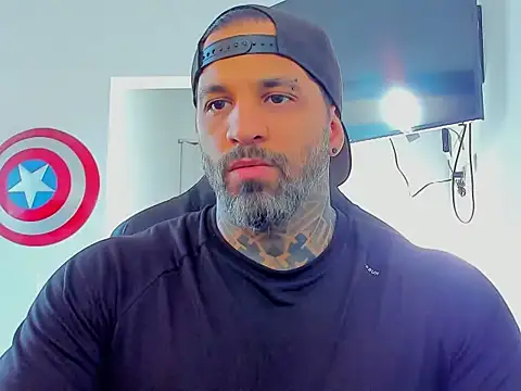 Snapshot of JoshRigby chatting on November 5, 2025, 9:40 pm JoshRigby online show from November 5, 2025, 9:40 pm