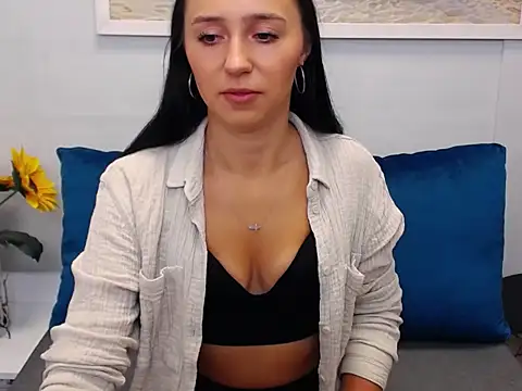 Snapshot of LuisaLive chatting on November 7, 2025, 7:13 am LuisaLive online show from November 7, 2025, 7:13 am