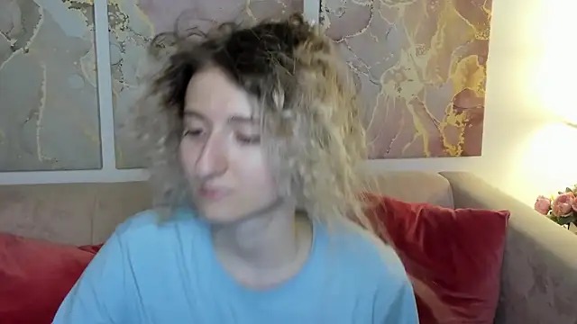 Snapshot of CamillaDreamer chatting on May 8, 2026, 4:22 pm CamillaDreamer online show from May 8, 2026, 4:22 pm
