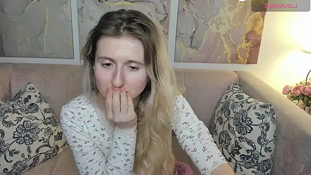 Snapshot of CamillaDreamer chatting on May 15, 2026, 11:58 pm CamillaDreamer online show from May 15, 2026, 11:58 pm