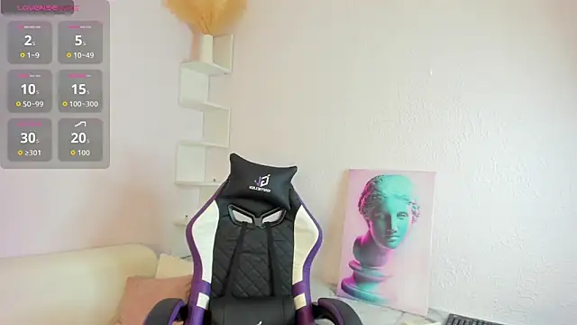 Snapshot of Ella_starrr__ chatting on October 31, 2025, 1:24 am Ella starrr online show from October 31, 2025, 1:24 am