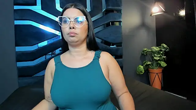 Snapshot of Valka_Ross chatting on October 17, 2025, 11:28 pm Valka Ross online show from October 17, 2025, 11:28 pm