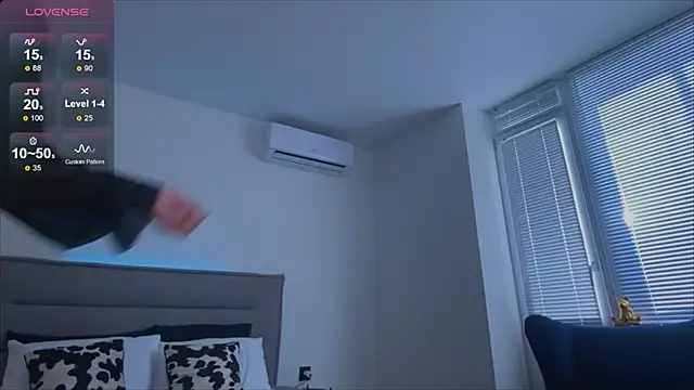 Snapshot of Sienna_Mi_ chatting on October 12, 2025, 2:24 am Sienna Mi online show from October 12, 2025, 2:24 am