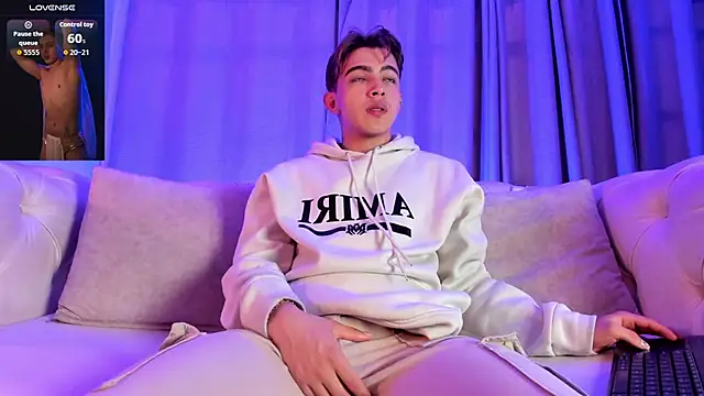 Lian Miller1  online show from December 15, 2025, 12:33 pm