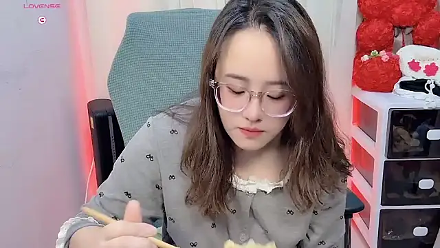 NEWONETO online show from November 17, 2025, 6:12 pm