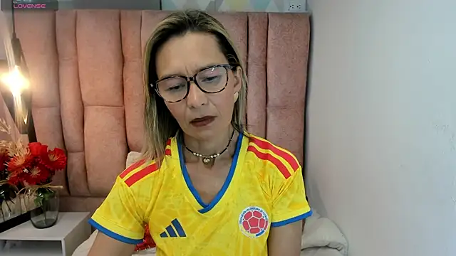 Snapshot of Issa_Milf__ chatting on July 3, 2026, 3:29 pm Issa Milf online show from July 3, 2026, 3:29 pm