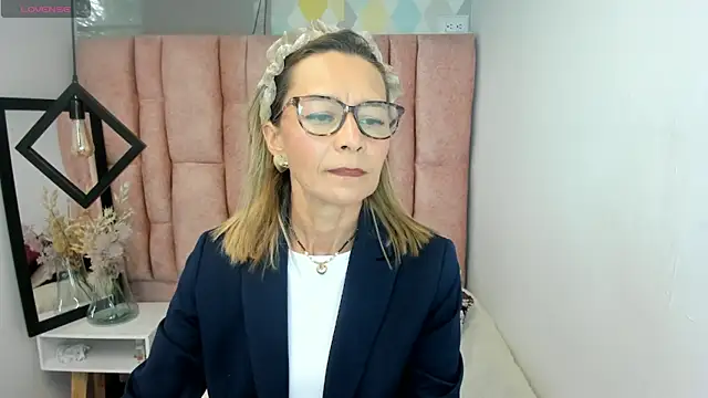 Snapshot of Issa_Milf__ chatting on May 28, 2026, 1:06 pm Issa Milf online show from May 28, 2026, 1:06 pm