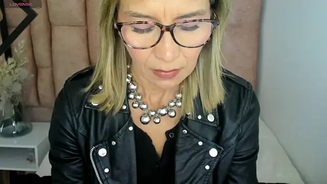 Snapshot of Issa_Milf__ chatting on May 26, 2026, 1:31 pm Issa Milf online show from May 26, 2026, 1:31 pm