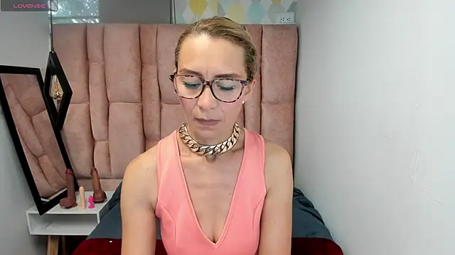 Issa Milf   online show from March 19, 2026, 1:22 pm