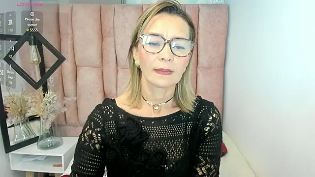 Snapshot of Issa_Milf__ chatting on May 25, 2026, 1:32 pm Issa Milf online show from May 25, 2026, 1:32 pm