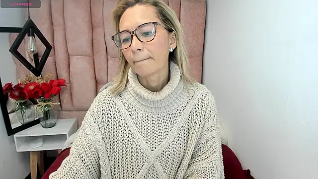 Snapshot of Issa_Milf__ chatting on June 15, 2026, 1:55 pm Issa Milf online show from June 15, 2026, 1:55 pm