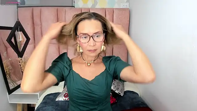 Snapshot of Issa_Milf__ chatting on May 12, 2026, 1:17 pm Issa Milf online show from May 12, 2026, 1:17 pm