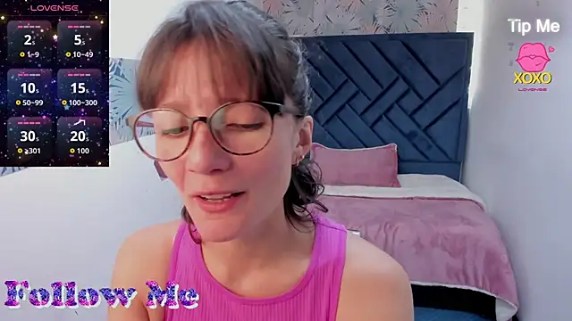 Snapshot of Valery_More__ chatting on August 5, 2026, 1:27 pm Valery More online show from August 5, 2026, 1:27 pm