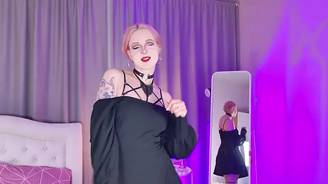 Snapshot of luna_son chatting on November 15, 2025, 9:08 pm luna son online show from November 15, 2025, 9:08 pm