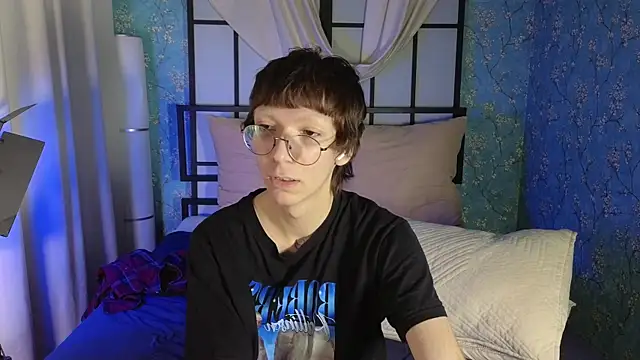 Snapshot of TommieHi chatting on October 17, 2025, 1:02 pm TommieHi online show from October 17, 2025, 1:02 pm