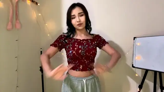 Snapshot of CarollFalick chatting on December 5, 2025, 12:15 pm CarollFalick online show from December 5, 2025, 12:15 pm