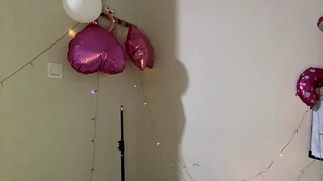 Snapshot of CarollFalick chatting on November 4, 2025, 1:37 pm CarollFalick online show from November 4, 2025, 1:37 pm