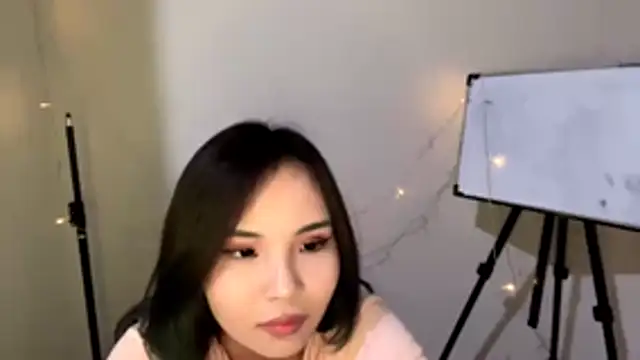 Snapshot of CarollFalick chatting on December 14, 2025, 12:33 pm CarollFalick online show from December 14, 2025, 12:33 pm