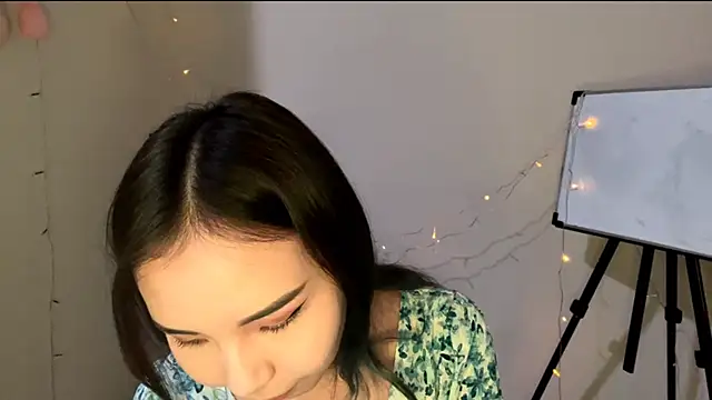 Snapshot of CarollFalick chatting on December 4, 2025, 12:37 pm CarollFalick online show from December 4, 2025, 12:37 pm