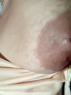 Hotmommax online show from October 31, 2025, 7:43 pm